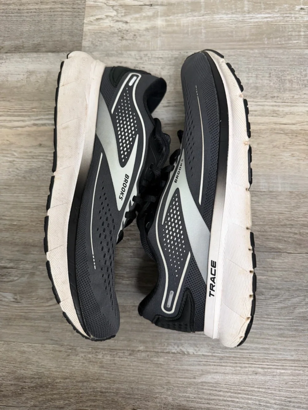 Brooks Trace 2 Men’s Running Shoe in Black & White-size 10